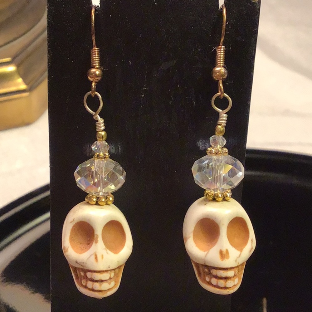 White round skull earrings